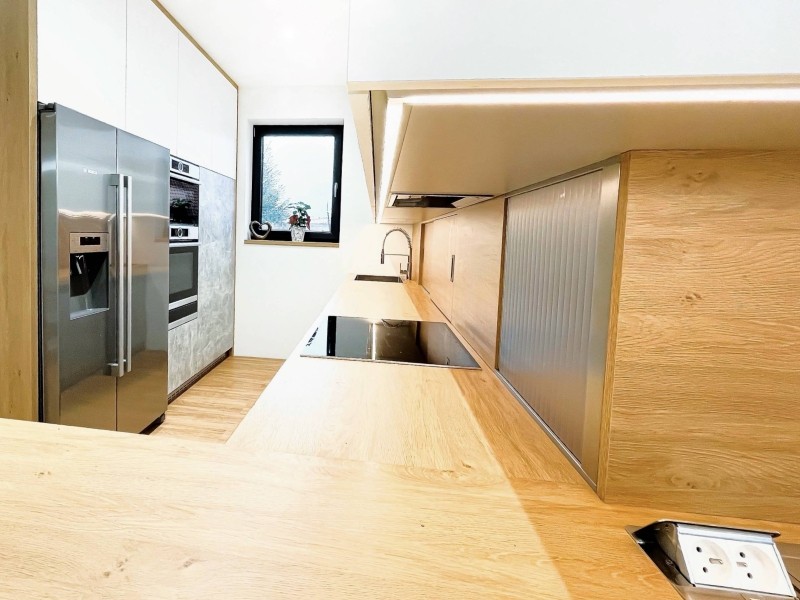 Moderní bílo-dubová kuchyň